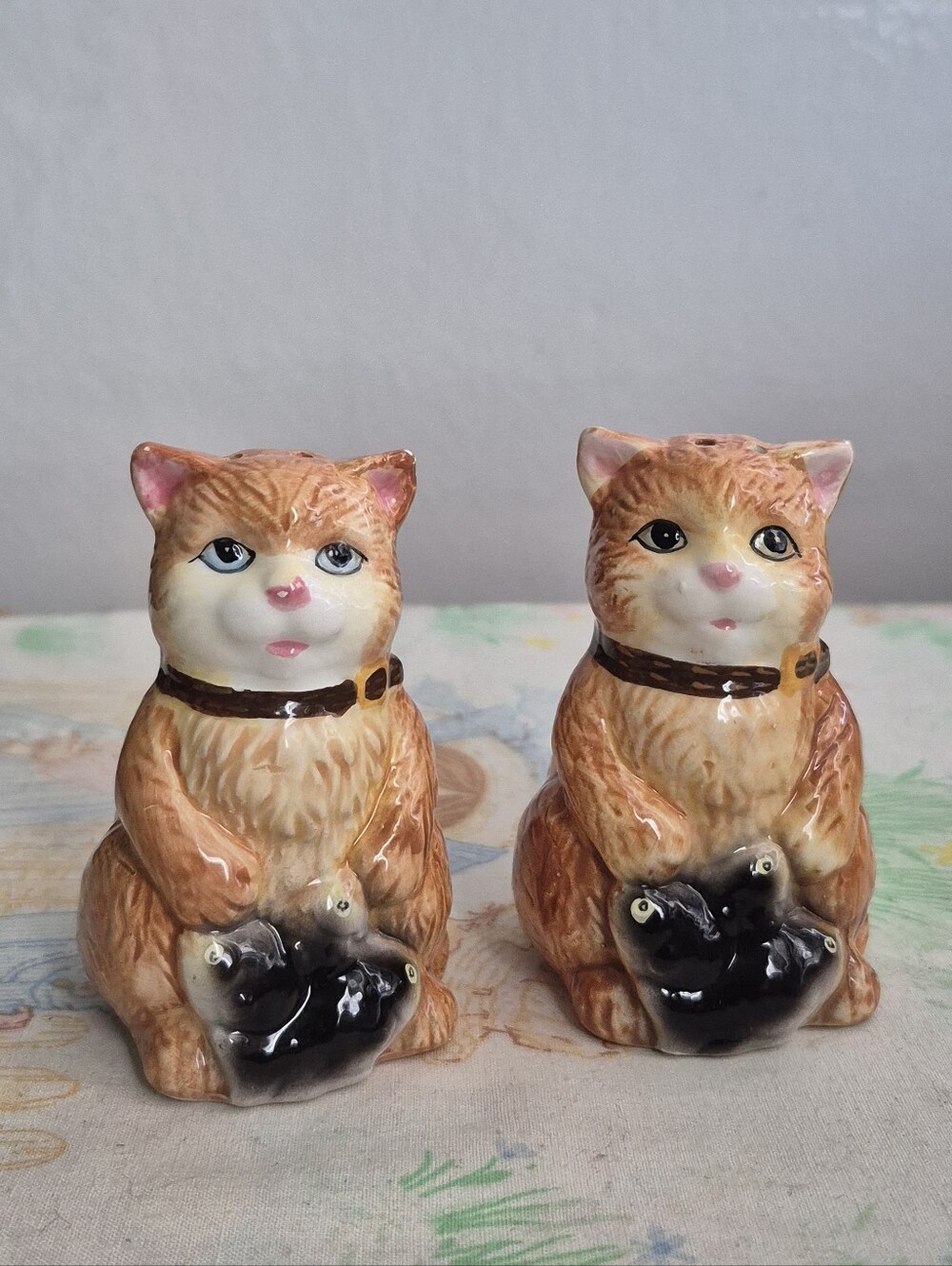 🌙​VTG GKRO Orange Ginger Cat holding Fish Ceramic Salt & Pepper Shaker Set